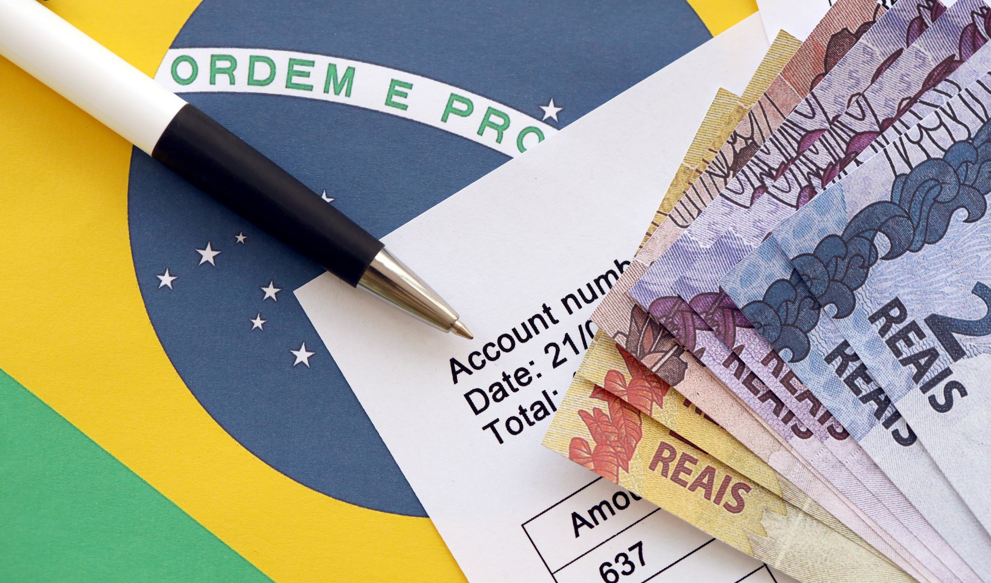 Saiba como a Reforma Tributária (IBS e CBS) afeta PMEs e o Simples Nacional. Entenda o novo IVA, o Split Payment e prepare sua gestão fiscal para 2026.
