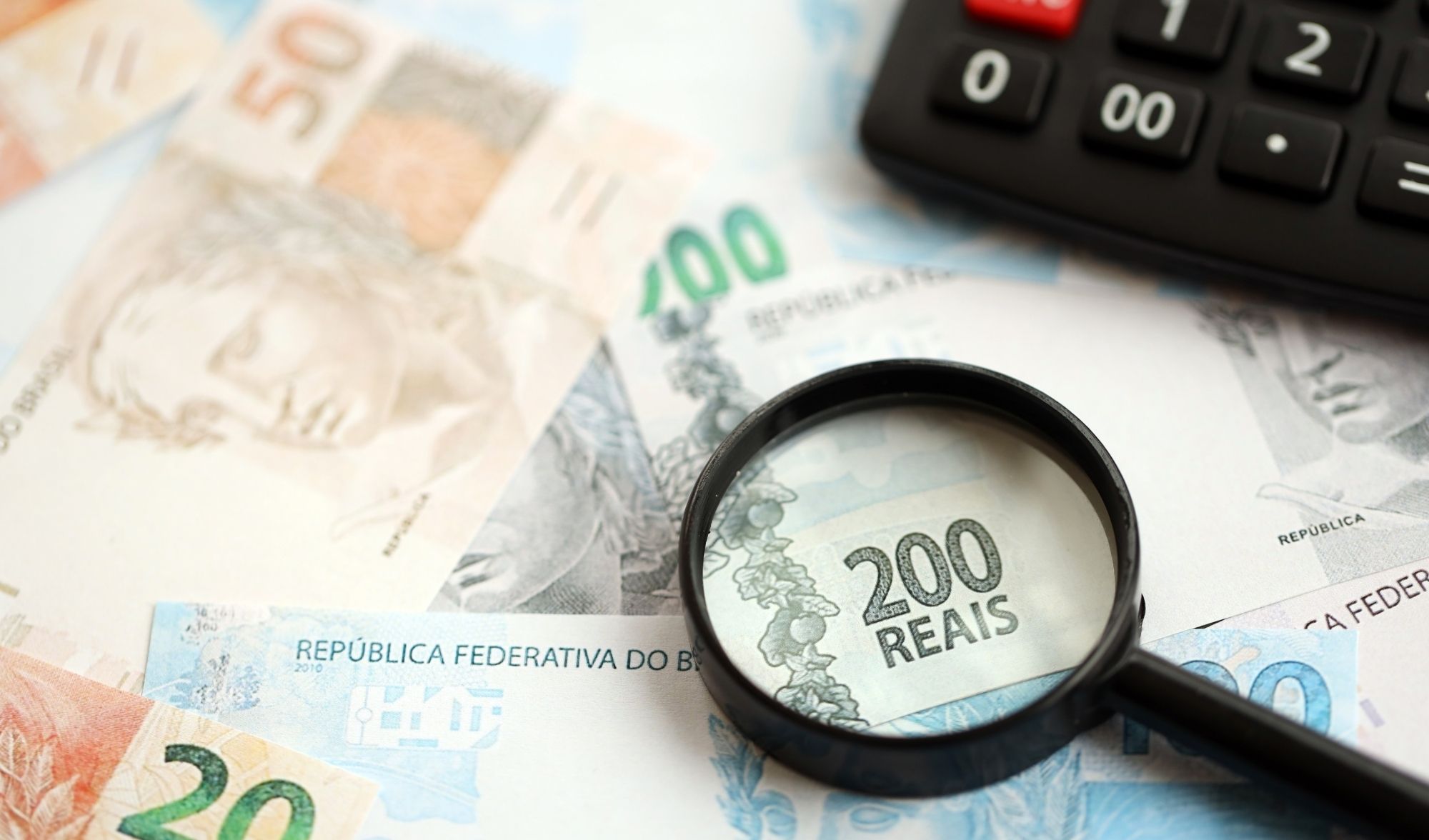 Apenas pagar o DAS não protege sua empresa. Conheça as Obrigações Acessórias (PGDAS, DEFIS) e saiba como evitar multas da Receita com gestão fiscal eficiente. (159 caracteres)