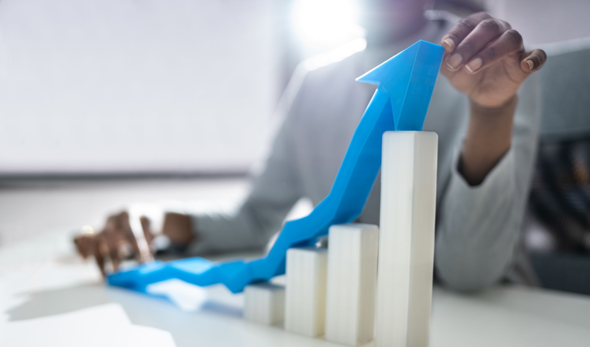 Aprenda a criar promoções de vendas estratégicas. Saiba como calcular descontos, usar o CRM e gerenciar estoque com o Sistema de gestão 360º OGESTOR.
