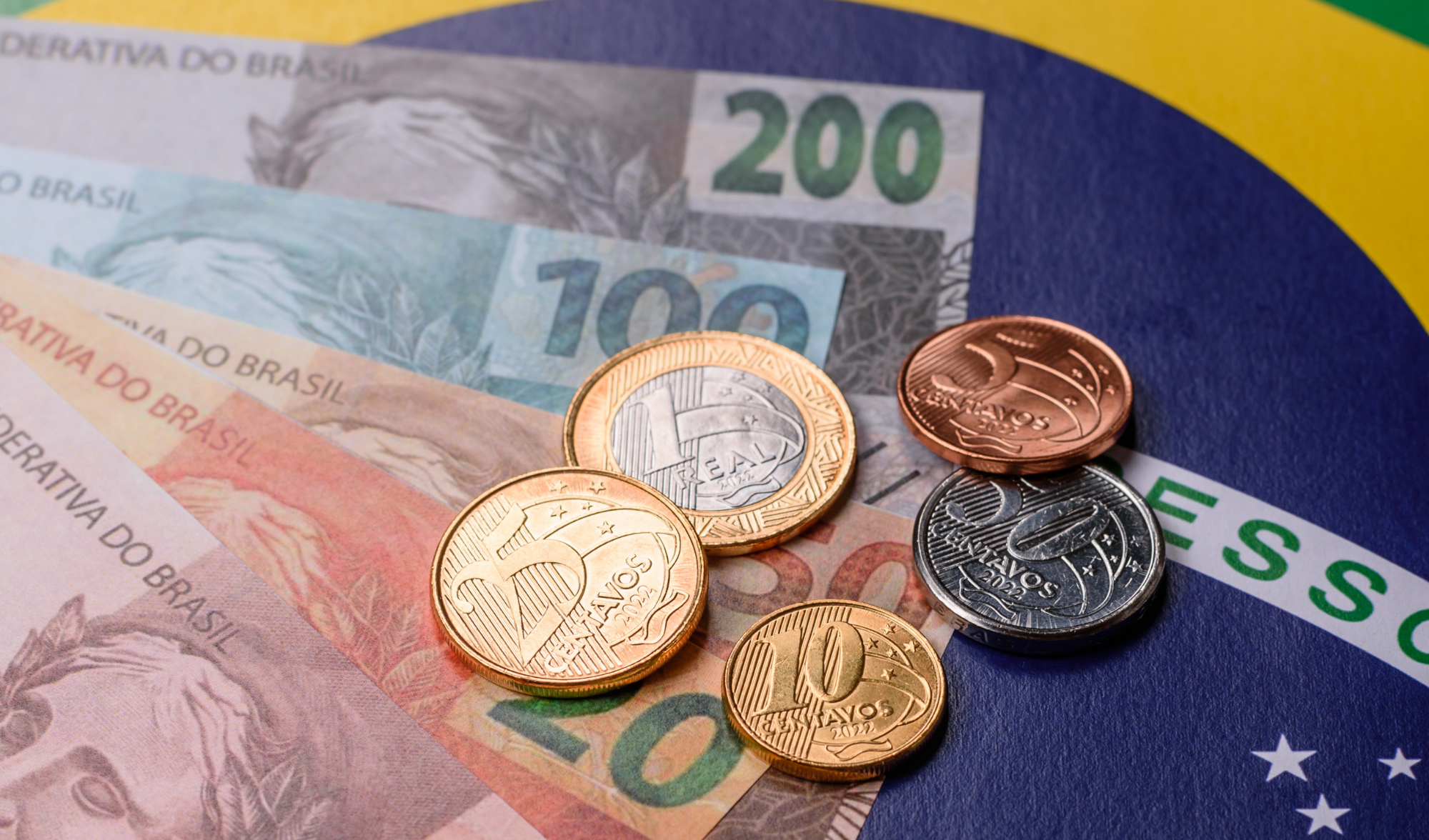 Entenda como a Reforma Tributária impacta o fluxo de caixa da sua empresa ano a ano até 2033: CBS, IBS, split payment e calculadora interativa por regime tributário.