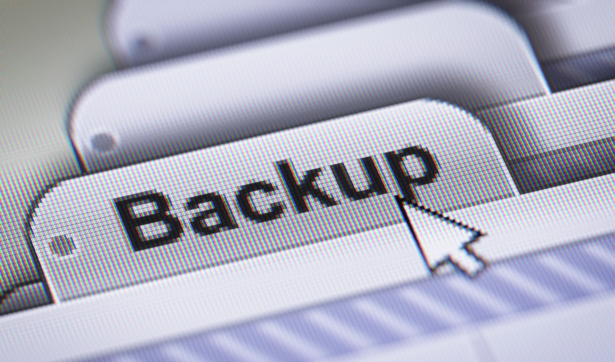 Entenda as diferenças entre backup e replicação de dados e descubra como garantir alta disponibilidade e segurança com as soluções cloud da Macromind.