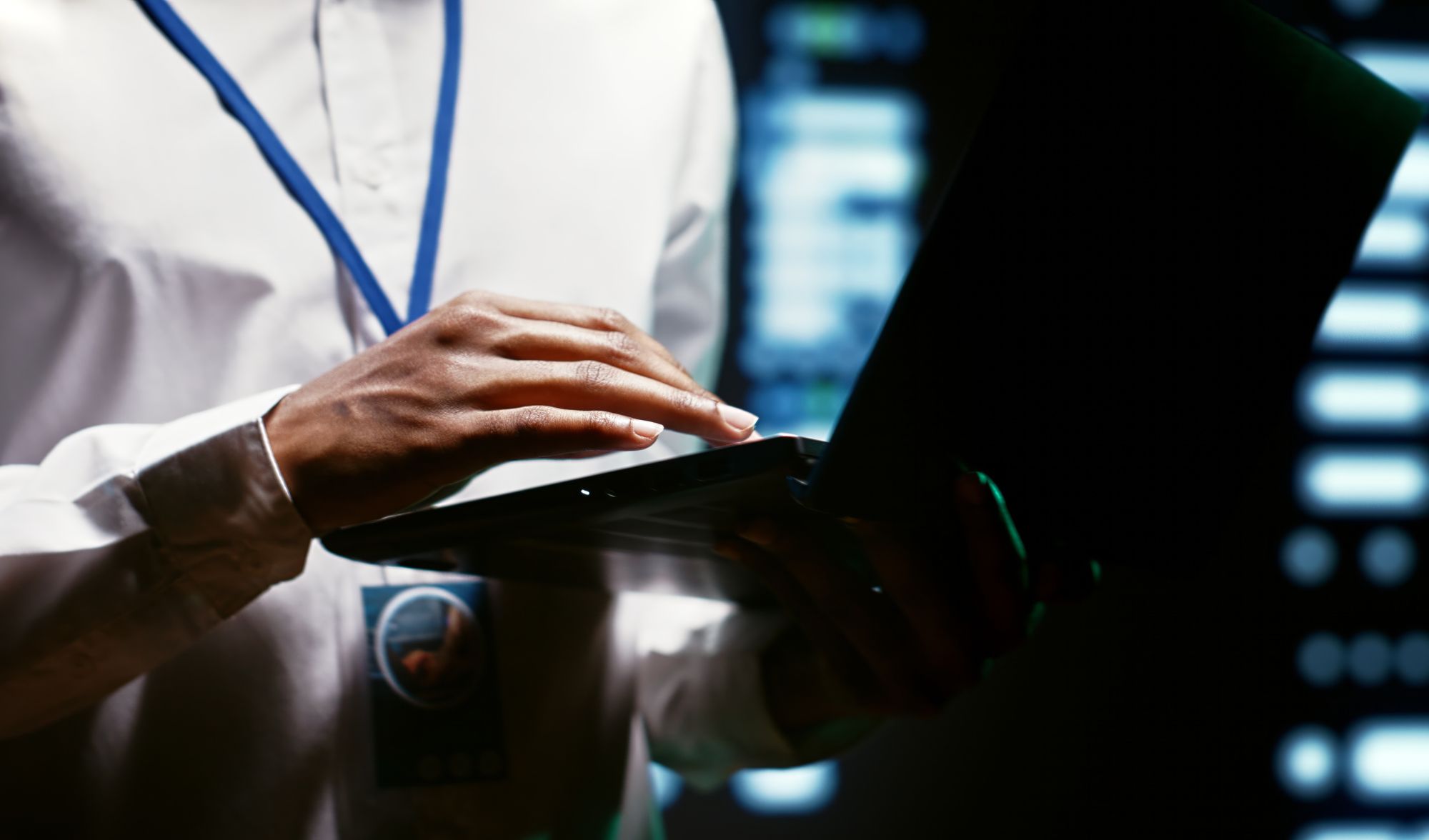 Seu backup noturno não salva sua empresa de um desastre. Entenda a diferença crítica de RPO e RTO entre Backup (BaaS) e Replicação de Dados (DRaaS) para continuidade.