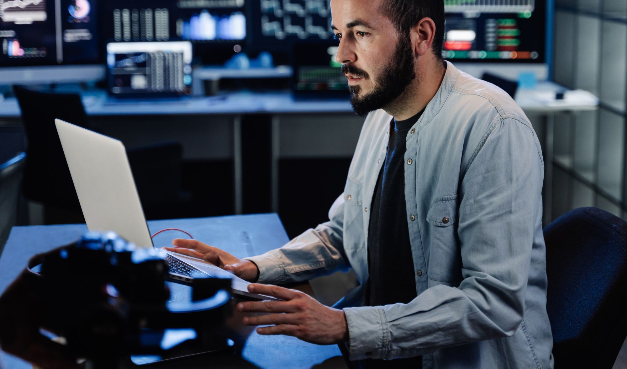 Sua equipe sofre com alertas falsos? Descubra como o Monitoramento Proativo e o NOC da Macromind atuam antes da falha acontecer.