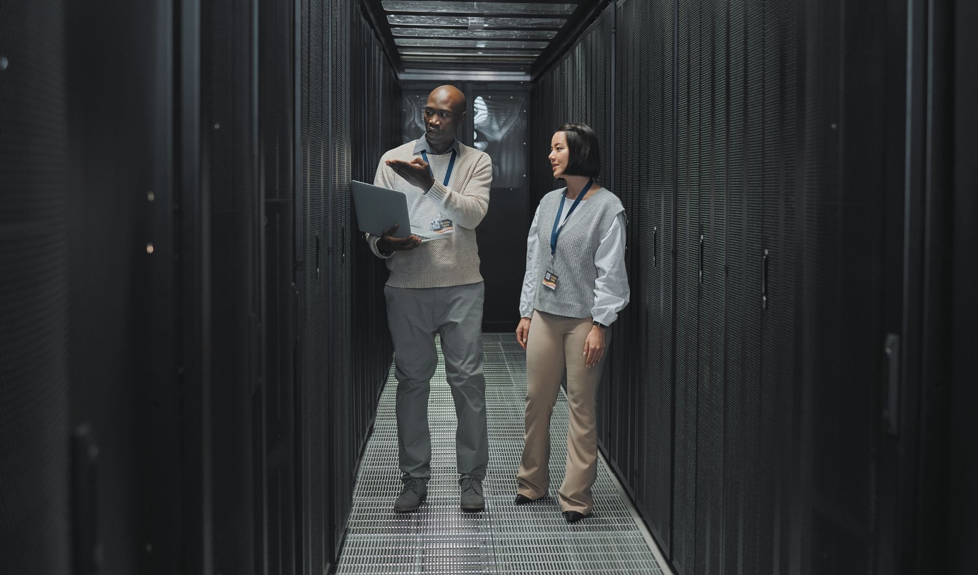 Sua aplicação está lenta? Entenda como o "overhead" da virtualização afeta bancos de dados e por que Servidores Bare Metal oferecem performance superior.