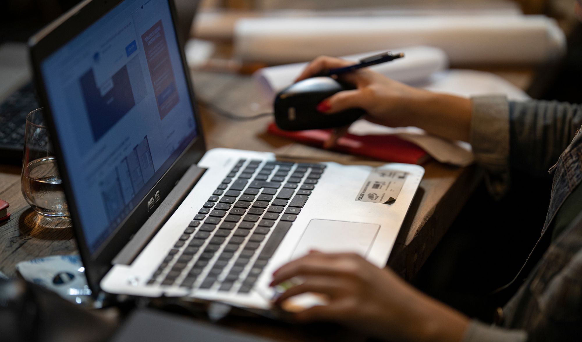 Modernizar sistemas legados é essencial para garantir segurança e competitividade, sem precisar abandonar softwares que ainda funcionam bem.