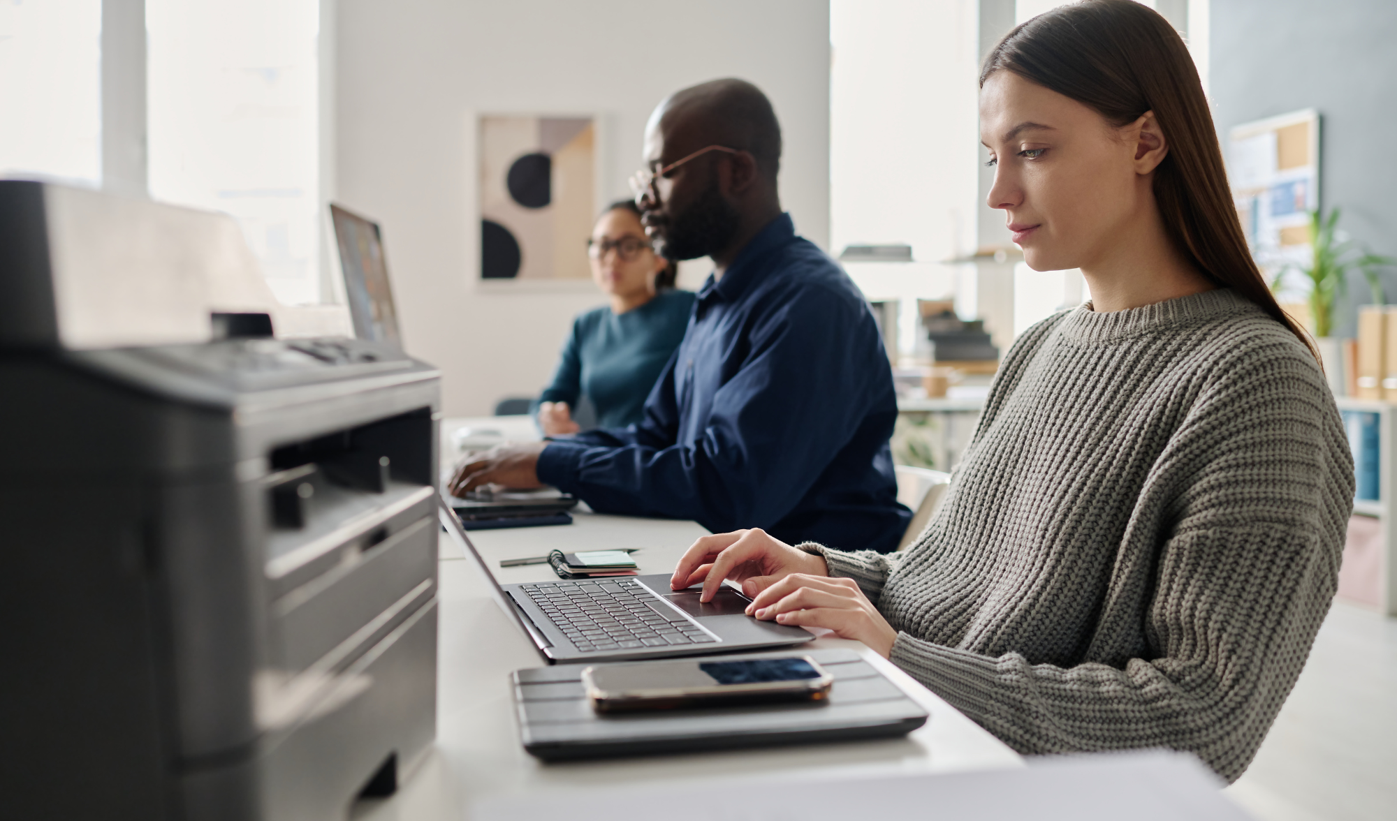 Sofrendo com drivers incompatíveis e travamentos de spooler no servidor? Descubra como o TSplus Universal Printer resolve a impressão remota em ERPs.