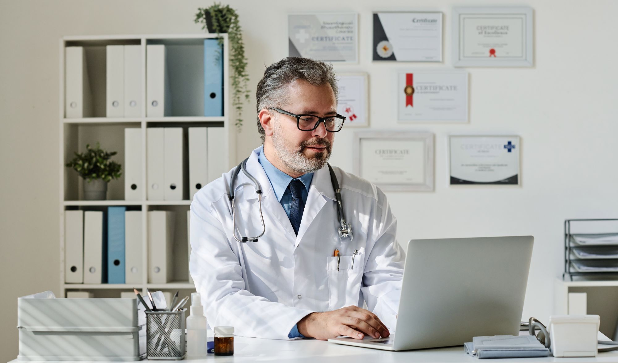 Descubra como hospitais e clínicas garantem acesso remoto seguro a sistemas médicos sem violar a privacidade dos pacientes.